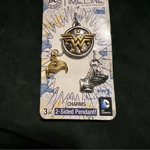 Wonder Woman 2-sided Pendant with bonus Charms